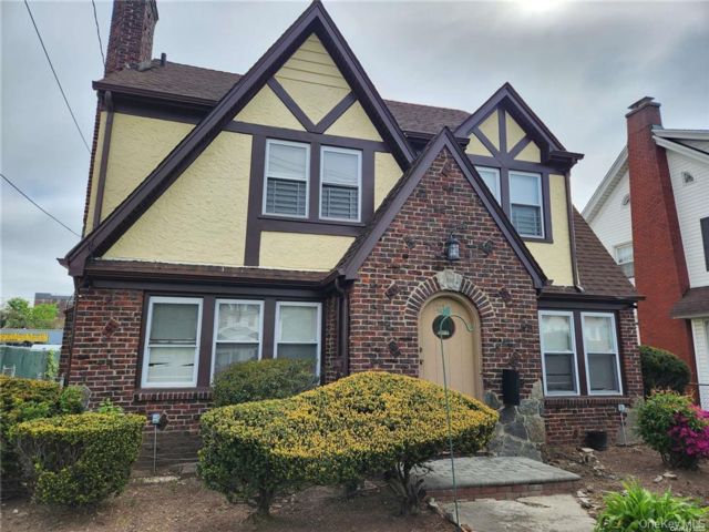  6 BR,  4.00 BTH &nbsp;Colonial style home in Hempstead