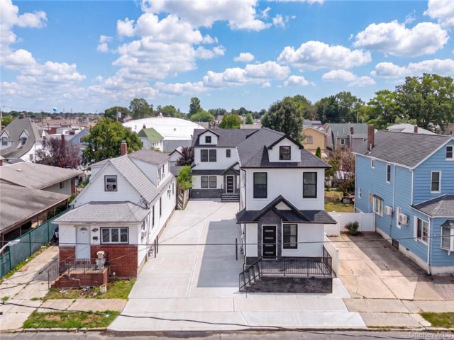 7 BR,  6.00 BTH &nbsp;Colonial style home in Elmont