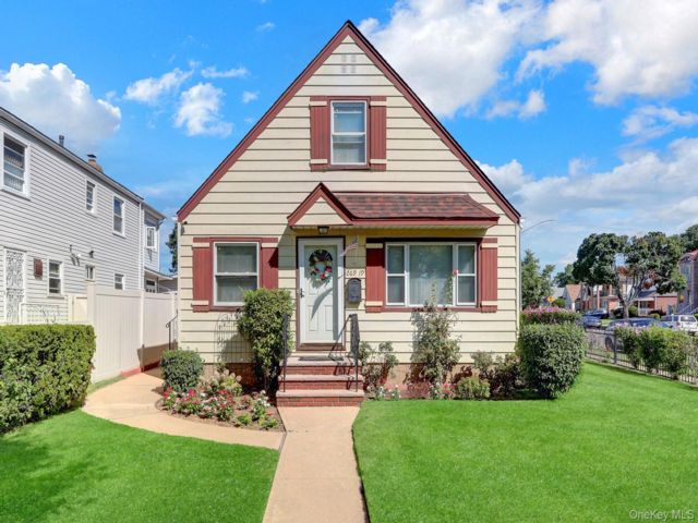  2 BR,  2.00 BTH &nbsp;Cape cod style home in New Hyde Park