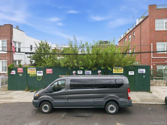Lot <b>Size:</b>  &nbsp;House style home in Boro Park