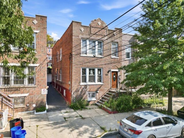  6 BR,  4.00 BTH &nbsp;House style home in Woodlawn
