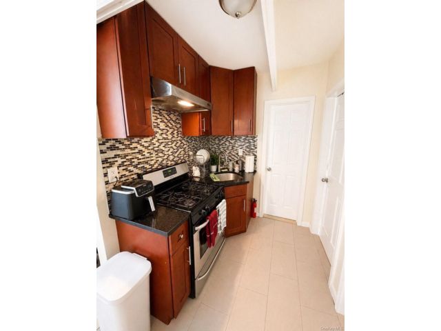  4 BR,  2.00 BTH &nbsp;Other style home in Jamaica