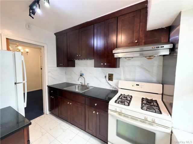  1 BR,  1.00 BTH &nbsp;Other style home in East Elmhurst