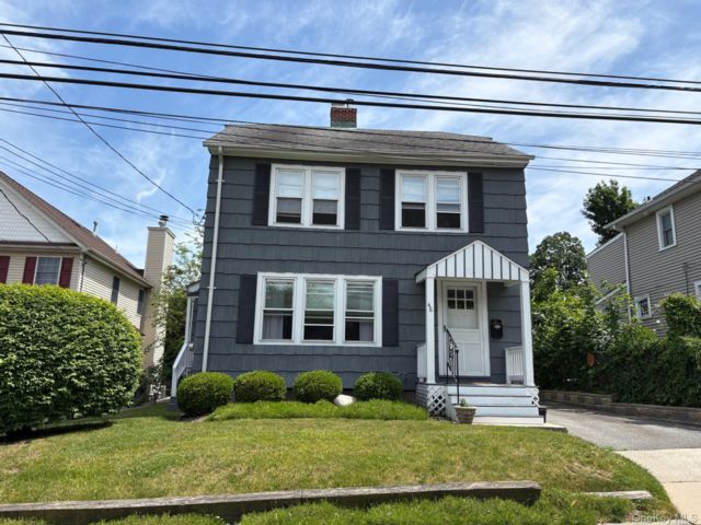  3 BR,  2.00 BTH &nbsp;Colonial style home in Huntington