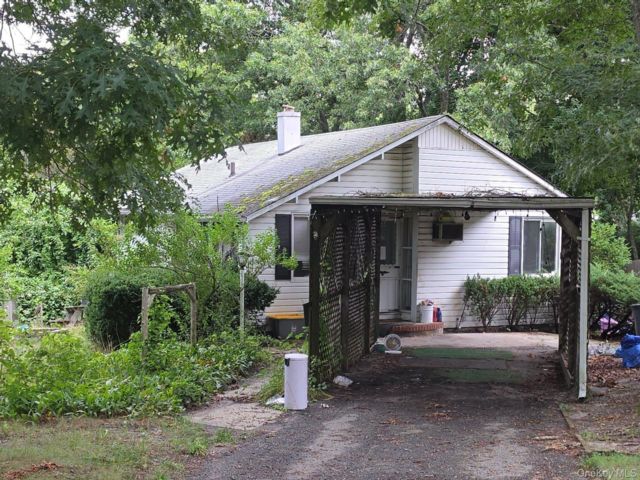 [Riverhead Real Estate, listing number 7335329]