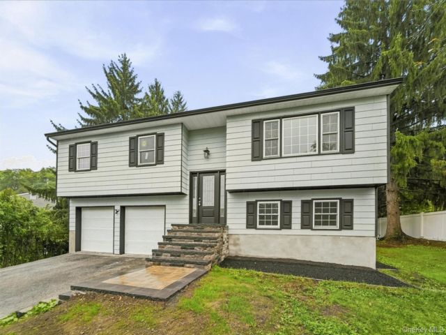  3 BR,  2.00 BTH &nbsp;Raised ranch style home in New Windsor