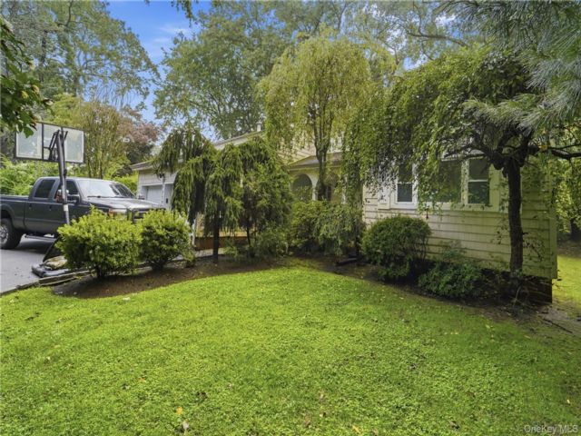  4 BR,  3.00 BTH &nbsp;Contemporary style home in Hartsdale