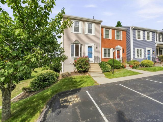  2 BR,  4.00 BTH &nbsp;Condo style home in Peekskill