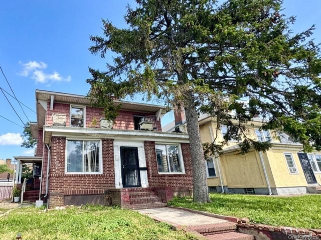  4 BR,  2.00 BTH &nbsp;House style home in Far Rockaway