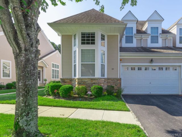  2 BR,  3.00 BTH &nbsp;Condo style home in Center Moriches