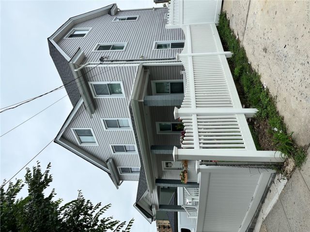  4 BR,  3.00 BTH &nbsp;Colonial style home in Hempstead