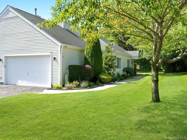  2 BR,  2.00 BTH &nbsp;Condo style home in Manorville