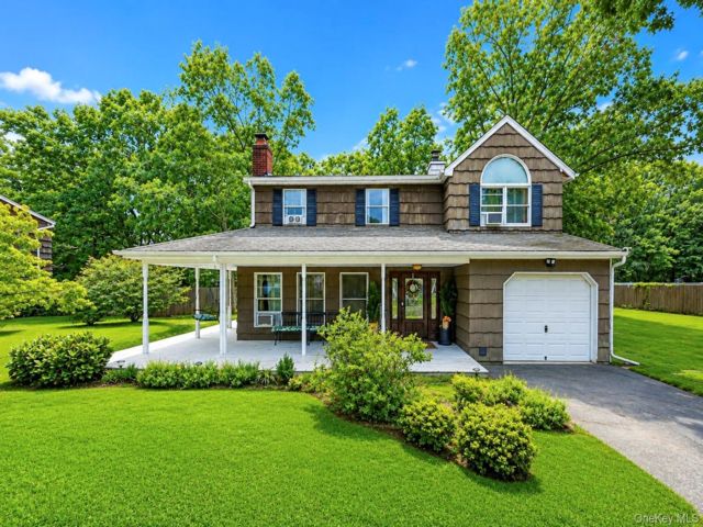  5 BR,  2.00 BTH &nbsp;Traditional style home in Selden