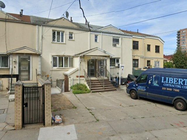 3 BR,  3.00 BTH &nbsp;House style home in Forest Hills