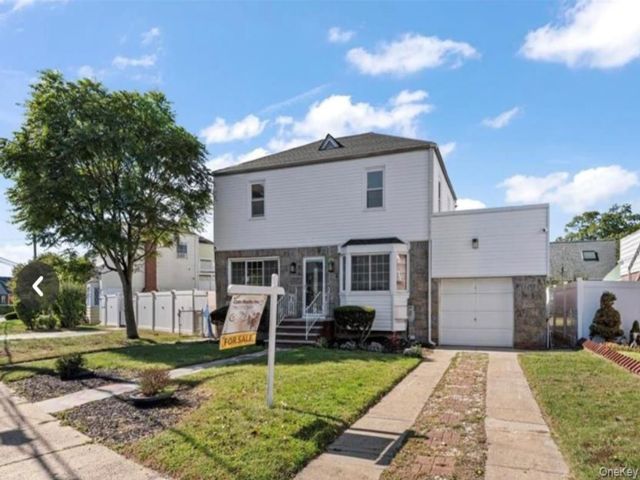  3 BR,  3.00 BTH &nbsp;Colonial style home in Laurelton