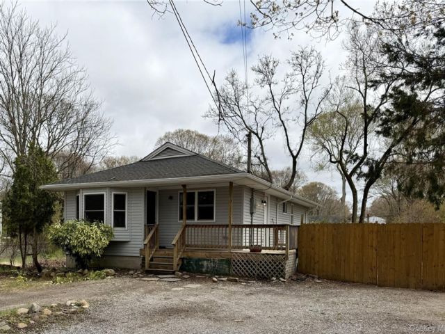  4 BR,  3.00 BTH &nbsp;Ranch style home in Mastic