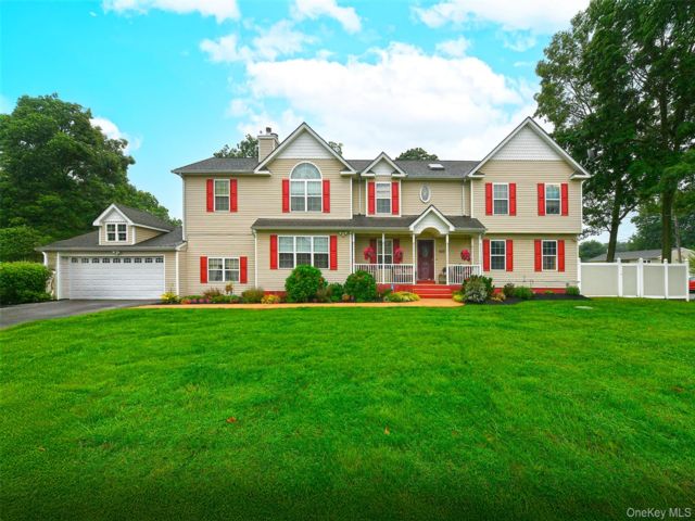  5 BR,  5.00 BTH &nbsp;Colonial style home in West Babylon