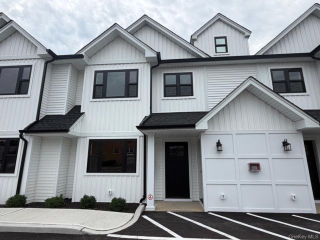 2 BR,  2.00 BTH &nbsp;Condo style home in Lynbrook