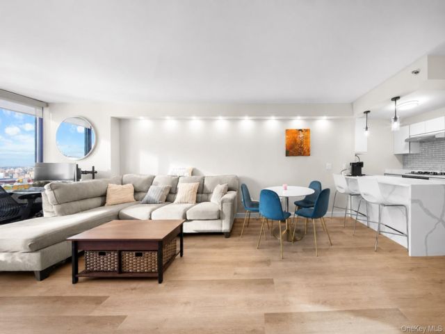  1 BR,  1.00 BTH &nbsp;High rise style home in Long Island City