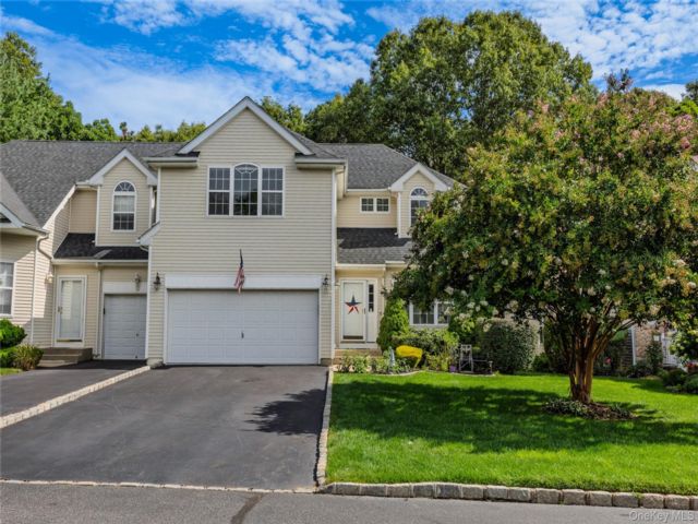  4 BR,  4.00 BTH &nbsp;Condo style home in South Setauket