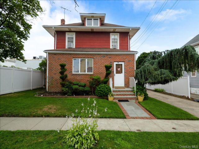  5 BR,  2.00 BTH &nbsp;Colonial style home in Lawrence