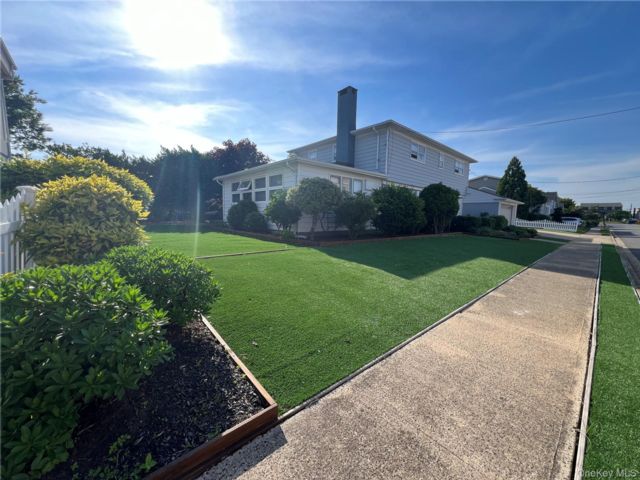  5 BR,  3.00 BTH &nbsp;Contemporary style home in Lido Beach
