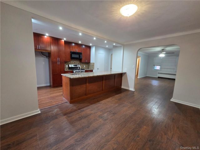  4 BR,  2.00 BTH &nbsp;Other style home in Parkchester