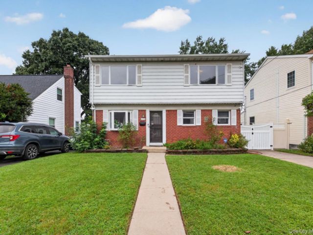  4 BR,  2.00 BTH &nbsp;Colonial style home in Elmont