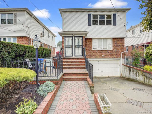  6 BR,  4.00 BTH &nbsp;Colonial style home in Whitestone