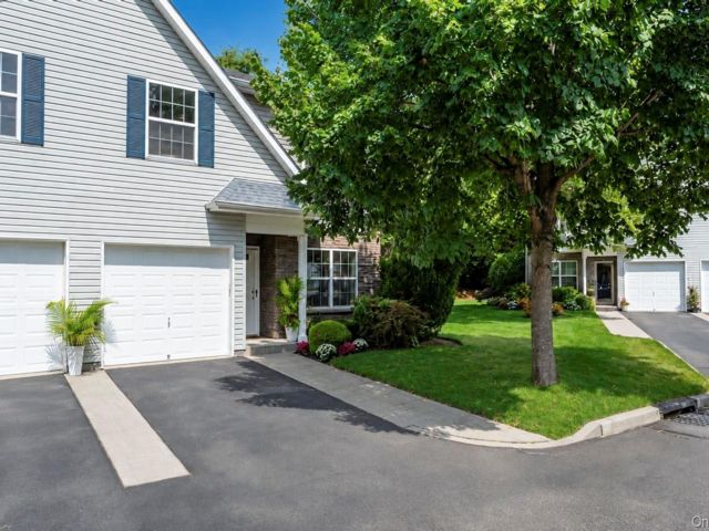  4 BR,  3.00 BTH &nbsp;Condo style home in Central Islip