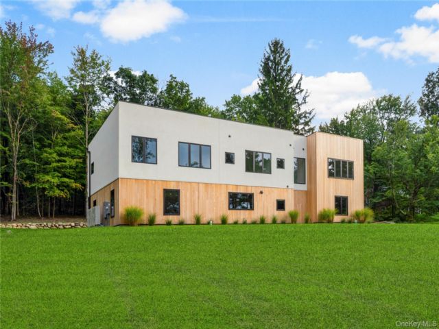  5 BR,  5.00 BTH &nbsp;Contemporary style home in Beacon