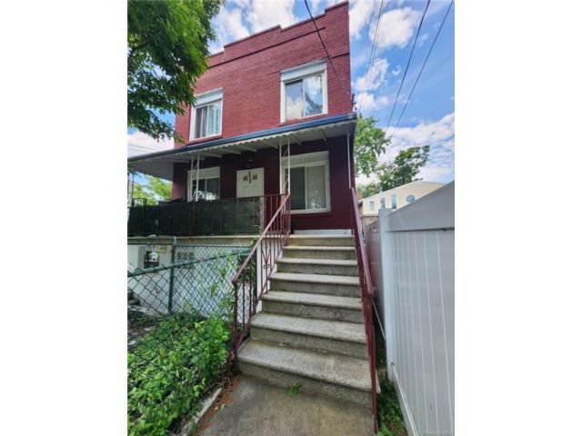  4 BR,  5.00 BTH &nbsp;Mid-century mod style home in Throggs Neck