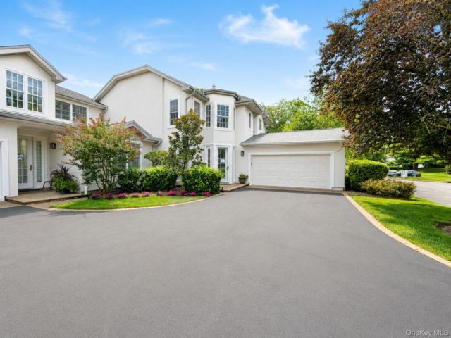  3 BR,  3.00 BTH &nbsp;Condo style home in Melville
