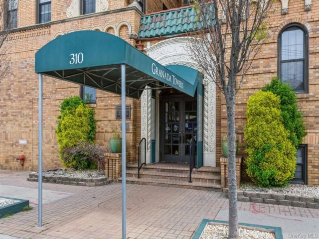  1 BR,  1.00 BTH &nbsp;High rise style home in Long Beach