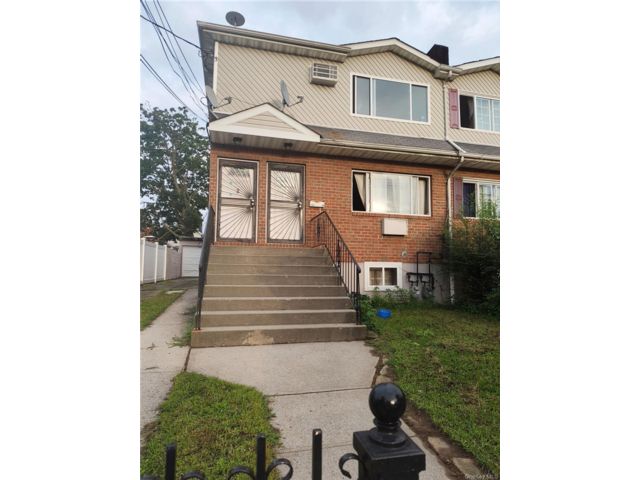  3 BR,  2.00 BTH &nbsp;Colonial style home in Jamaica