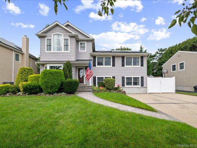  4 BR,  4.00 BTH &nbsp;Split level style home in Farmingdale