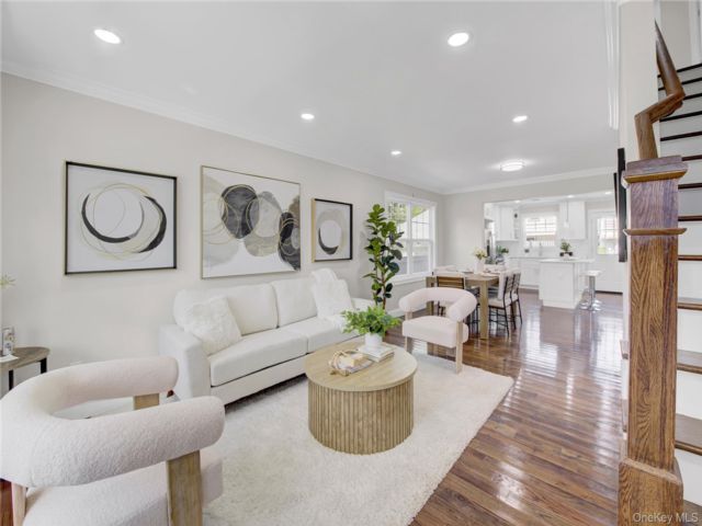  4 BR,  3.00 BTH &nbsp;Colonial style home in Freeport