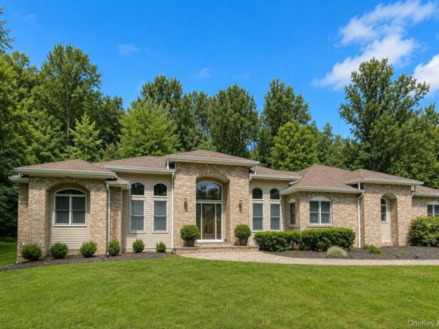  4 BR,  4.00 BTH &nbsp;Contemporary style home in West Nyack