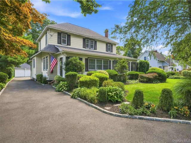  4 BR,  2.00 BTH &nbsp;Colonial style home in Brightwaters
