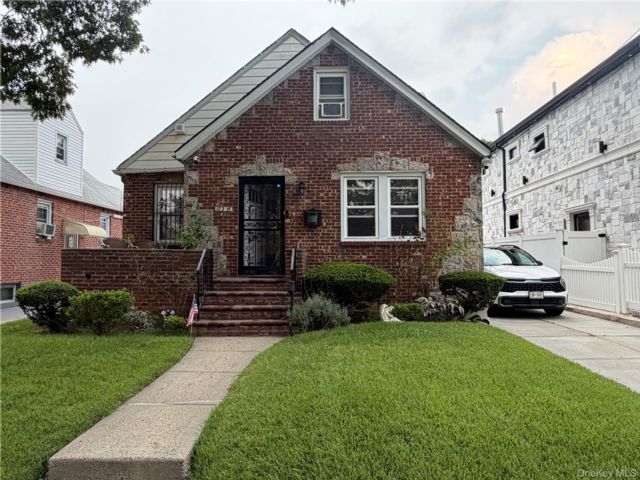  4 BR,  1.00 BTH &nbsp;Cape cod style home in South Ozone Park
