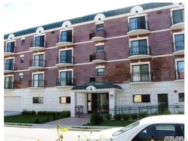  2 BR,  2.00 BTH &nbsp;Mid rise style home in Great Neck