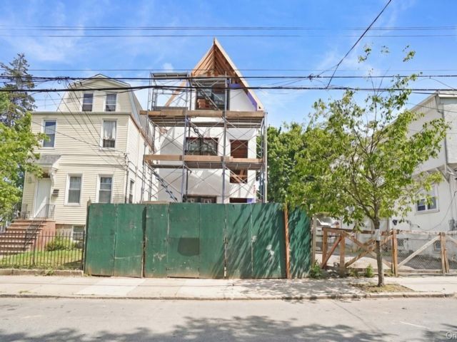  7 BR,  4.00 BTH &nbsp;Other style home in Woodlawn