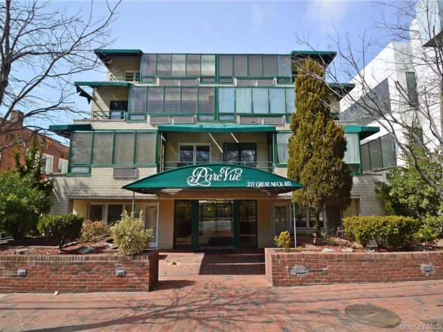  3 BR,  3.00 BTH &nbsp;Mid rise style home in Great Neck
