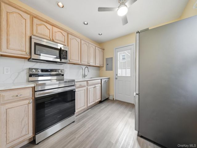  4 BR,  2.00 BTH &nbsp;Colonial style home in Levittown