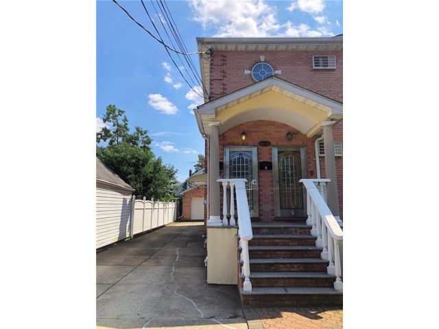  3 BR,  2.00 BTH &nbsp;Colonial style home in Fresh Meadows
