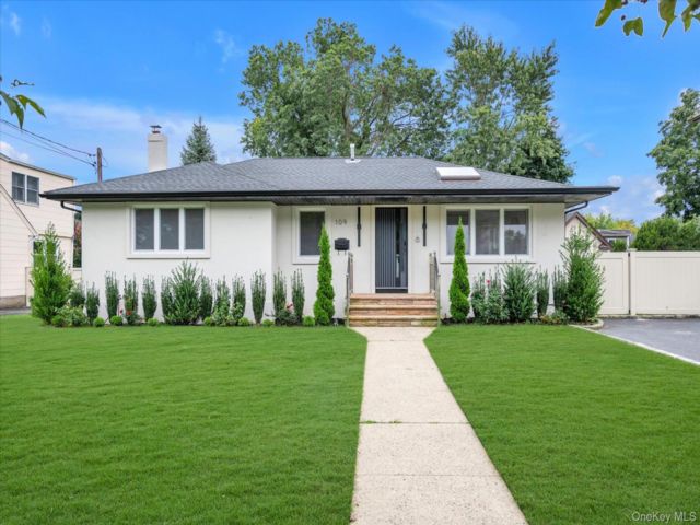  3 BR,  2.00 BTH &nbsp;Ranch style home in Albertson