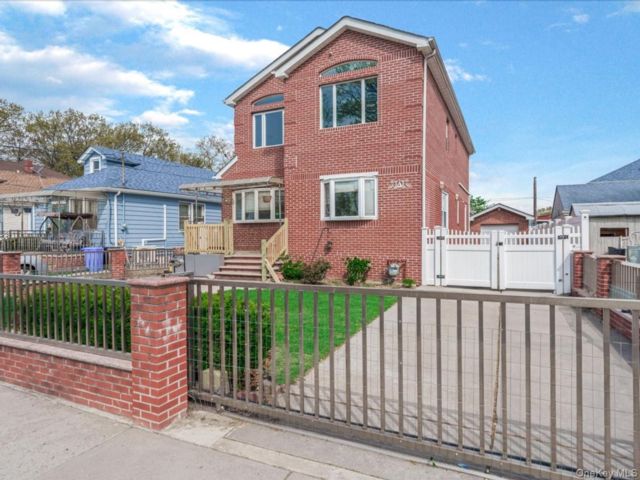  4 BR,  4.00 BTH &nbsp;Colonial style home in Bellerose