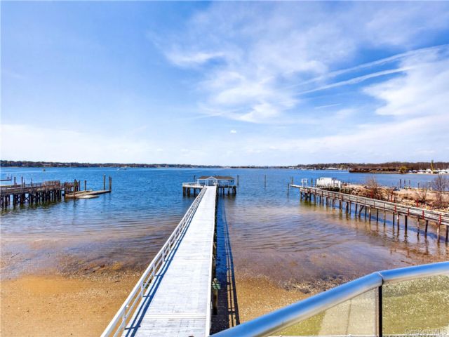  3 BR,  3.00 BTH &nbsp;Ranch style home in Port Washington