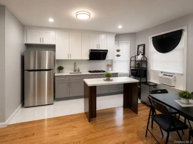  2 BR,  1.00 BTH &nbsp;Colonial style home in Woodhaven