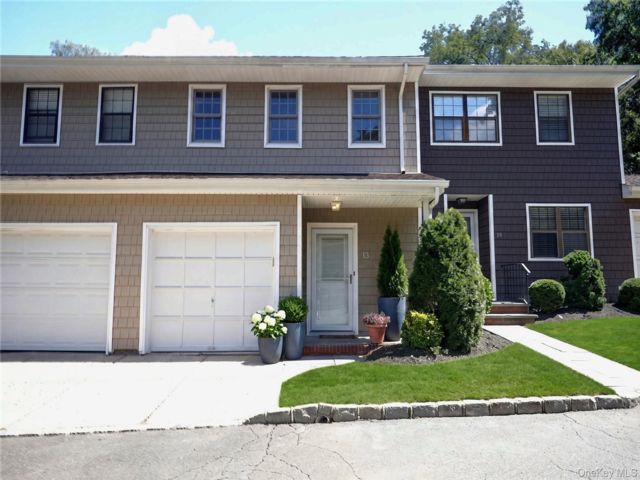  2 BR,  3.00 BTH &nbsp;Condo style home in Huntington